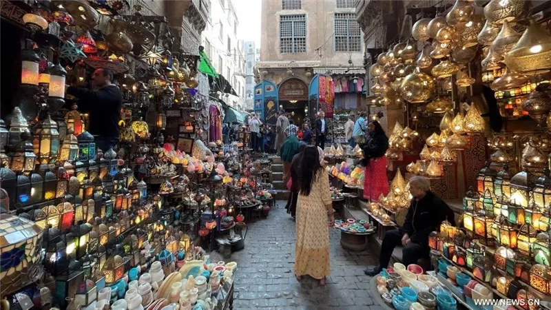 بعد جولة السيسي وماكرون.. من هو الخليلي وهل كان السوق مقبرة؟ 