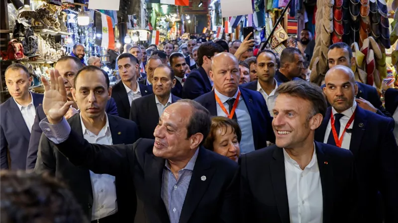 المصريون يرحبون بـ ماكرون على طريقتهم: 