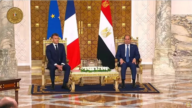الرئيس السيسي ونظيره الفرنسي يشهدان توقيع مذكرة تفاهم لإنشاء 100 مدرسة