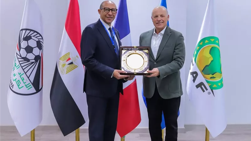 أبو ريدة يهدي نظيره الفرنسي قميص المنتخب ويبحثان سبل التعاون بين الاتحادين