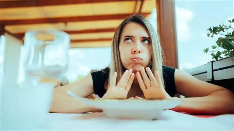 خبراء التغذية يحددون المدة المثالية بين الوجبات لصحة أفضل