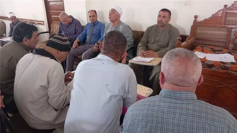 وكيل أوقاف الفيوم يناقش سبل تعزيز كفاءة الأداء الإداري والمالي
