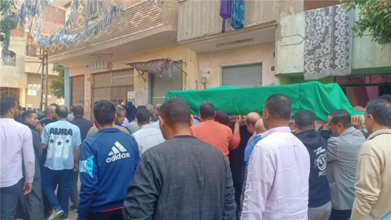مشهد مهيب.. تشييع جثمان أسامة بسيوني مدير تعليم إدارة الباجور بالمنوفية