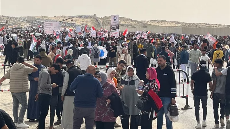 مشهد مهيب.. الآلاف يحتشدون في العريش: لا لتصفية القضية الفلسطينية