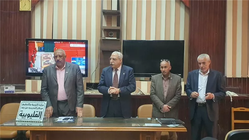 مدير تعليم القليوبية يجتمع  بمسئولي الاتصال السياسي والأمن والعلاقات العامة 