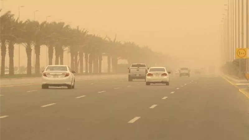 إرشادات مرورية حاسمة لقيادة آمنة أثناء العواصف الترابية والرياح الشديدة