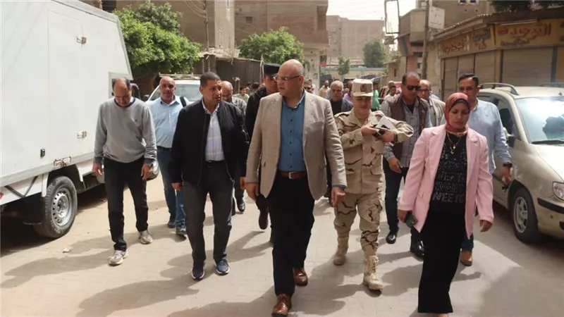 محافظ القليوبية يتابع أعمال رصف الطرق بمدينتي قليوب والقناطر الخيرية