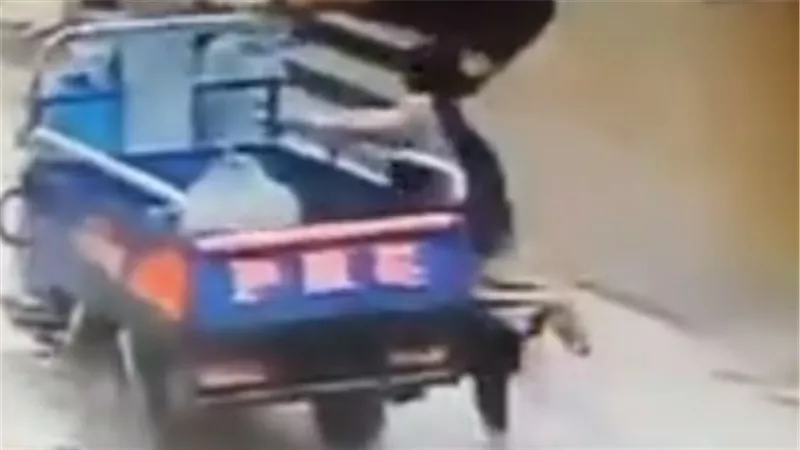 سحل فتاة في وضح النهار بالعجمي بعد سرقة هاتفها.. والكاميرات توثق الجريمة