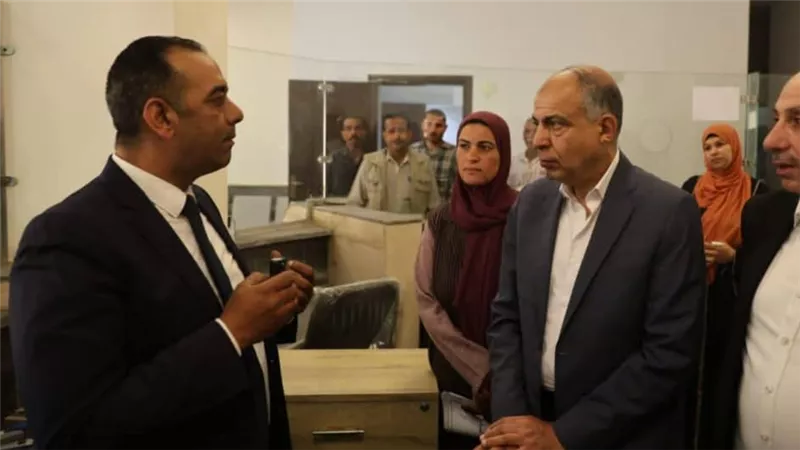مشروعات حياة كريمة.. محافظ المنيا يشهد التشغيل التجريبي لمجمع خدمات أبا البلد