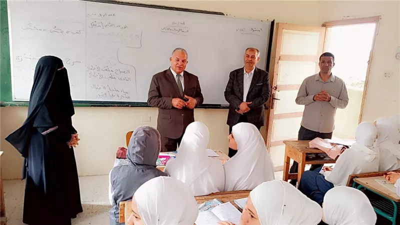 مدير تعليم الفيوم يكرم مدير ووكيل مدرسة عمر الخولي الابتدائية 