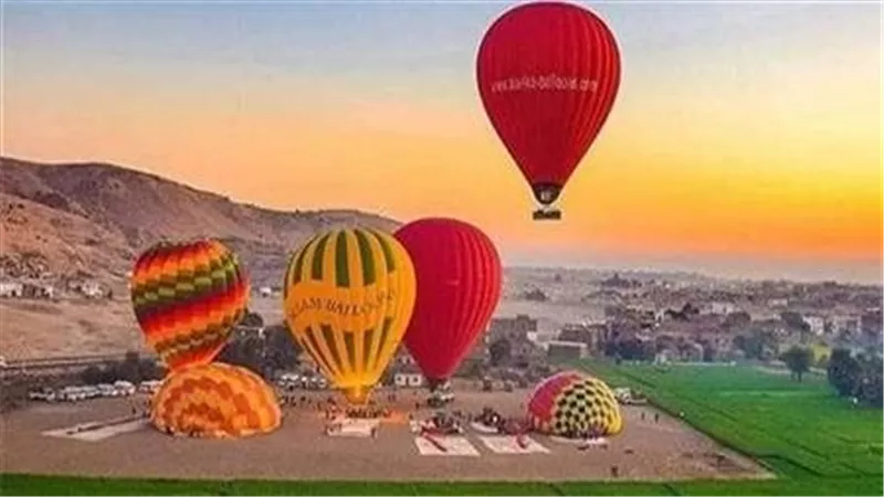 بعد توقف 4 أيام بسبب التقلبات الجوية.. عودة البالون الطائر في سماء الأقصر