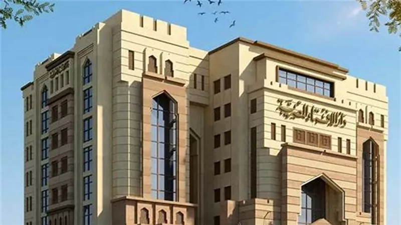 متى يصبح العمل في مستحضرات التجميل محرمًا؟.. الإفتاء تجيب 