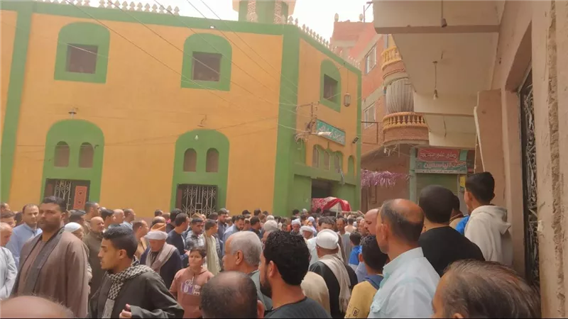 أهالى قرية شبرا هارس بالقلوبية يشيعون جثمان ضحية لقمة العيش بأسوان