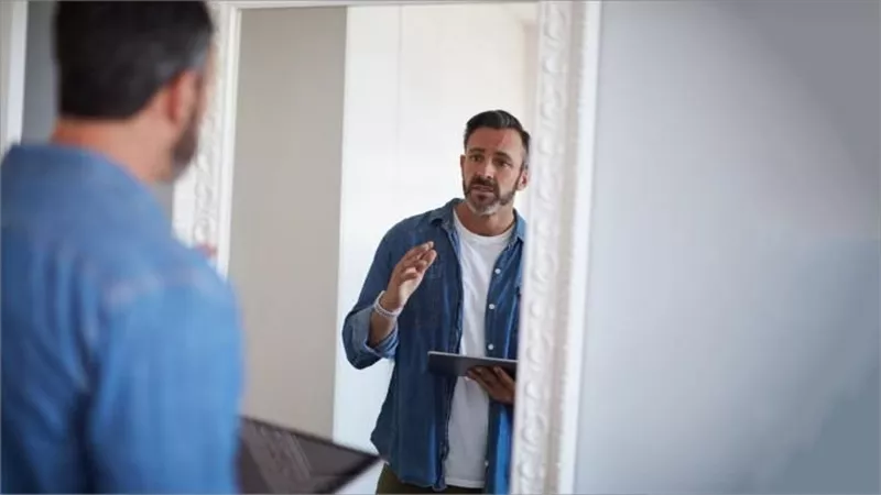 فوائد التحدث مع نفسك بصوت عالى .. كيف يعزز الوعي الذاتي والتركيز؟