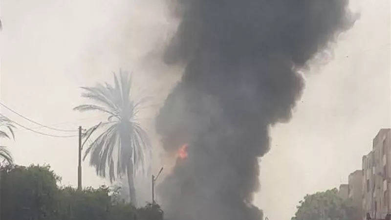 حريق سيارة نقل محملة بالبضائع أثناء سيرها على الطريق الزراعي بجرجا | صور