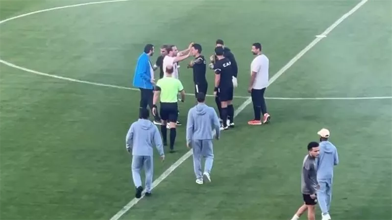 إلقاء جماهير الجيش الملكي شماريخ على لاعبي بيراميدز