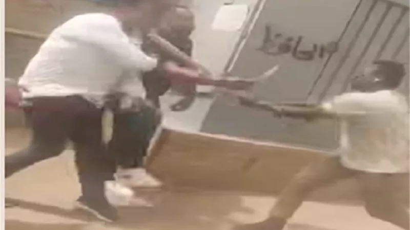 فيديو صادم.. حراس مدرسة يعتدون بالضرب بالشوم علي شاب ووالده بجسر السويس