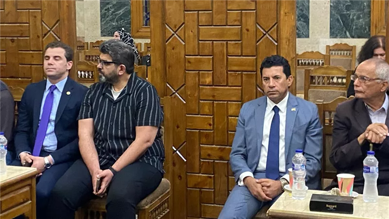 شخصيات عامة وسياسيين يقدمون العزاء فى شقيقة نقيب الصحفيين ( صور)
