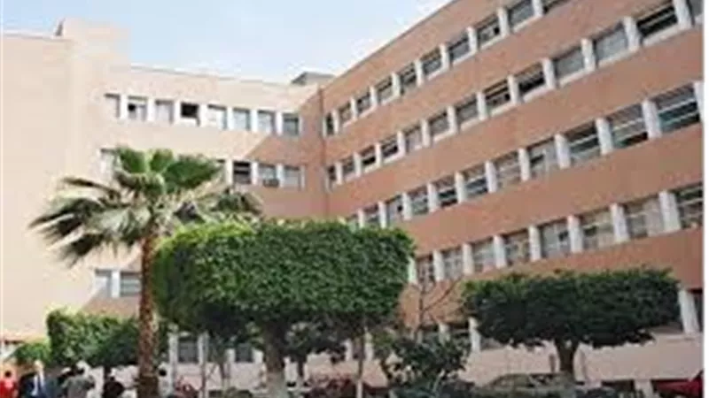 سقوط مفاجئ وتعليمات غريبة.. لحظات رعب بمصعد معطل في مستشفى الجمهورية