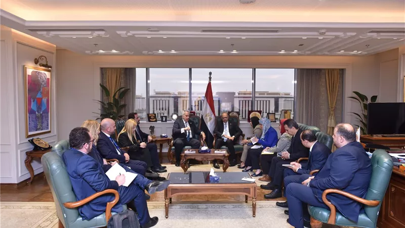 العمل تبحث سبل التعاون مع اليونان في البناء والتشييد والصيد