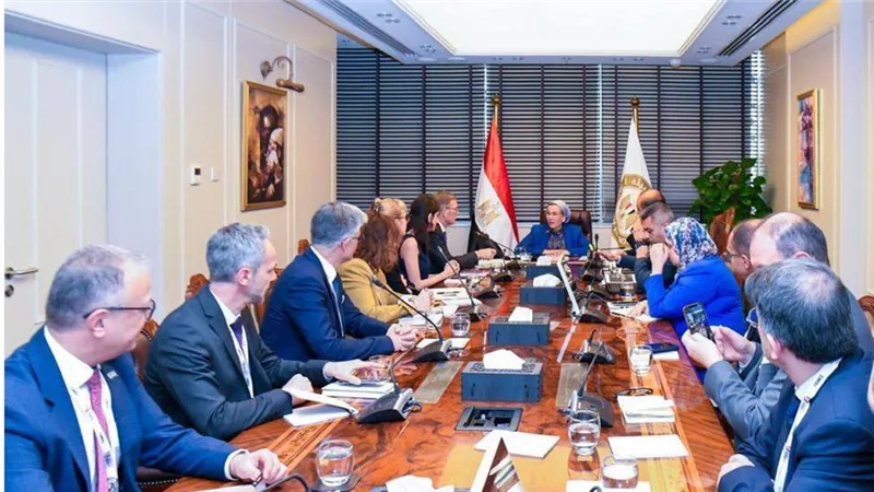 وزيرة البيئة تلتقي 
