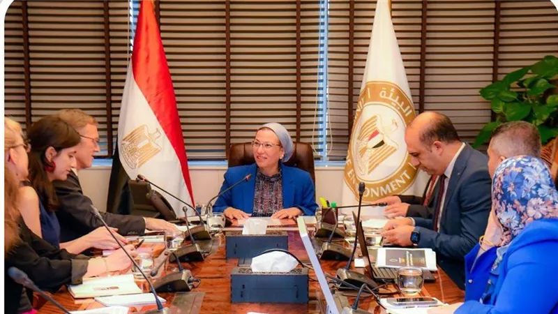  وزيرة البيئة: مصر حققت إنجازا كبيرا بإصدار أول قانون لتنظيم إدارة المخلفات