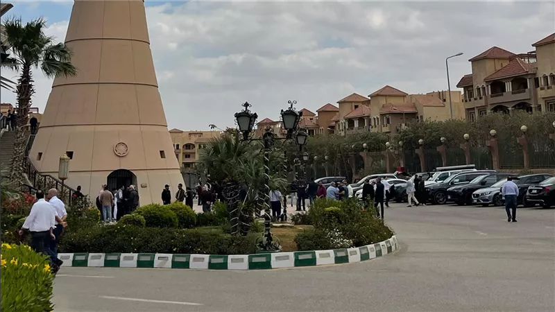 وصول جثمان والدة زوجة الفنان رامي صبري لمسجد الشرطة بالشيخ زايد