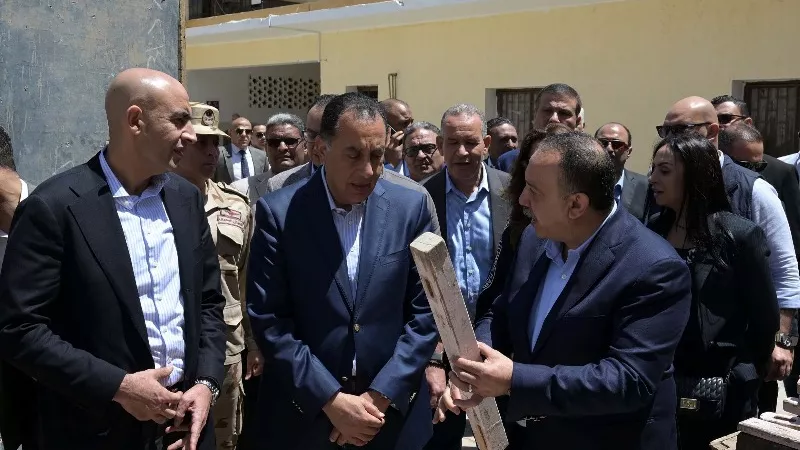 رئيس الوزراء يتفقد مدرسة أسيوط الثانوية الزخرفية ومعرض منتجات التعليم الفني