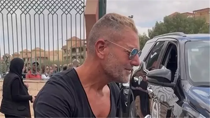 بالموتوسيكل.. تامر هجرس يشارك في جنازة والدة زوجة الفنان رامي صبري