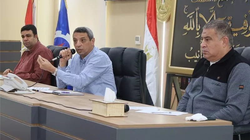 محافظ السويس يعقد اجتماعًا  لمتابعة الأداء التنفيذي واستعدادات أعياد الأقباط