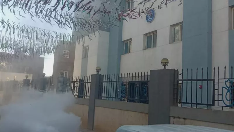 لمنع انتشار الأمرض.. سيارات الرش تجوب الشوارع للقضاء على الذباب|صور