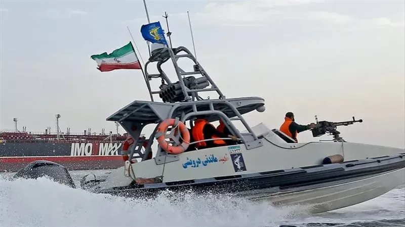 رصد استخباراتي بمياه الخليج.. إيران تحتجز سفينتين لتهريب الوقود في مياه بوشهر