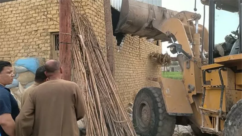 إزالة 7 حالات تعدٍ بناء مخالف على الأراضى الزراعية بحملة بمركز أبشواى