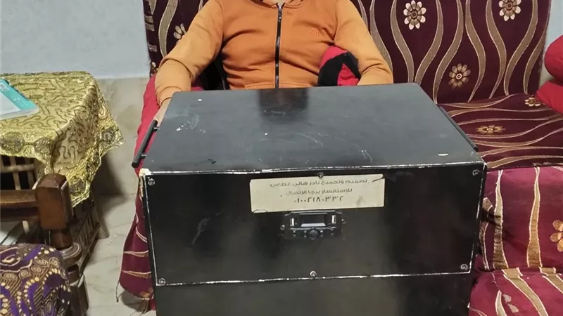 كفيف بدرجة مخترع.. شاب من الغربية يبتكر سماعات تشحن على 