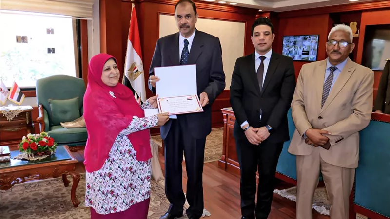 ضمن احتفالات العيد القومي.. محافظ سوهاج يكرم الفائزة بلقب 