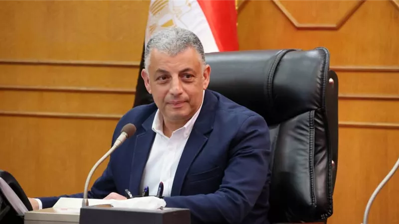 محافظ الإسماعيلية يناقش الاستعدادات لاحتفالية إعادة فتح النصب التذكاري 