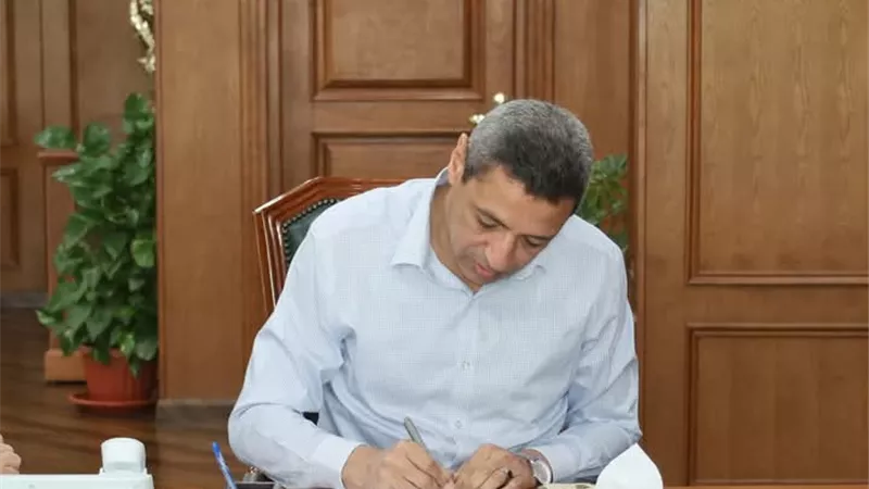 محافظ السويس يعتمد التعريفة الجديدة لسيارات الأجرة للخطوط الداخلية والخارجية