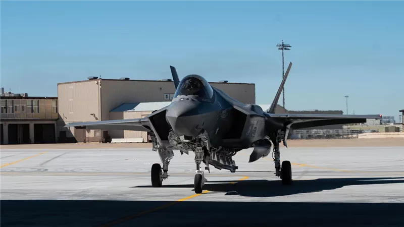 من الحطام.. الجيش الأمريكي يكشف عن الطائرة الشبحية Frankenjet