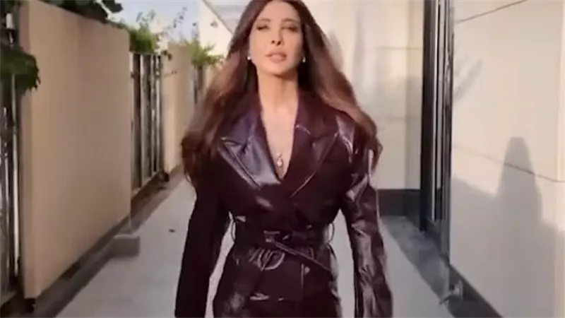 بدلة جلد برجاندي..أحدث ظهور  لنانسي عجرم سفيرة دار تيفاني أند كو|صور