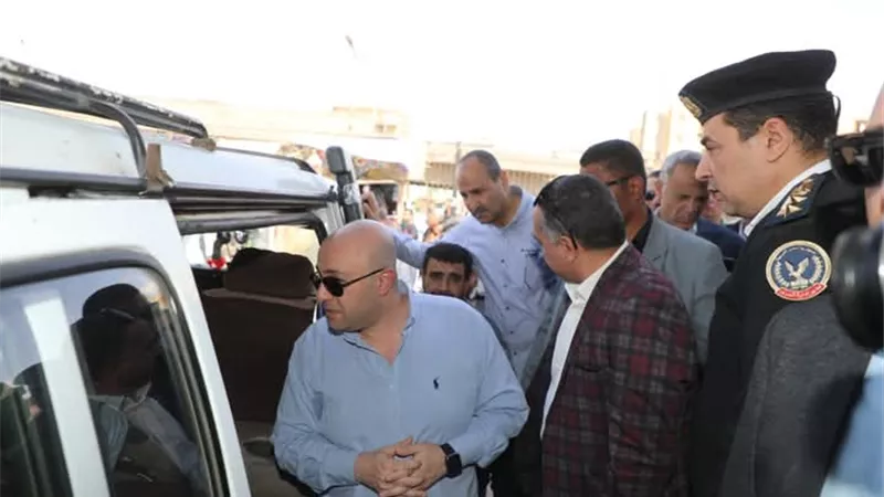 في جولة ميدانية.. محافظ بني سويف يتابع تطبيق التعريفة الجديدة بمواقف السيارات