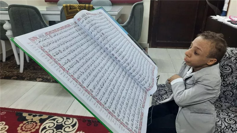 يعيش بمعدة طفل وعقل رجل.. مهند وزنه 650 جراما ويعشق التمثيل بطريقة كوكسال بابا