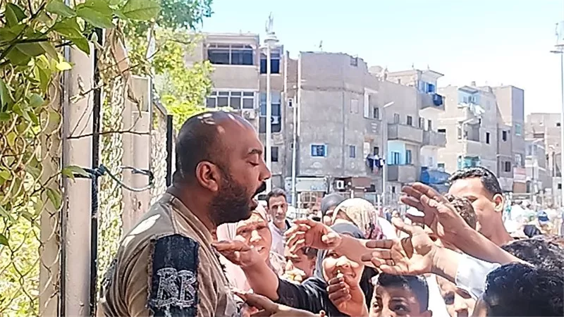 عادة أسبوعية.. شاب يوزع العيش والحلوى على الزائرين بمسجد عبدالرحيم القنائي