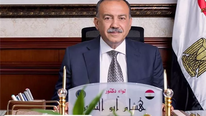 محافظ أسيوط يشدد على تكثيف الرقابة على مواقف السرفيس: لا تهاون مع المخالفين