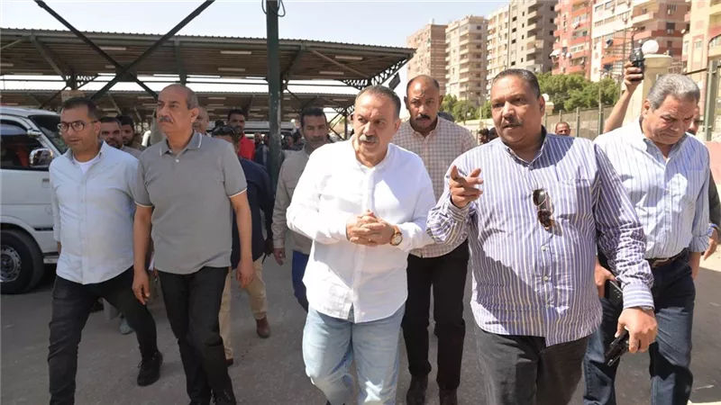 محافظ أسيوط يتفقد مواقف السرفيس ومحطات الوقود للتأكد من الالتزام بالتعريفة 