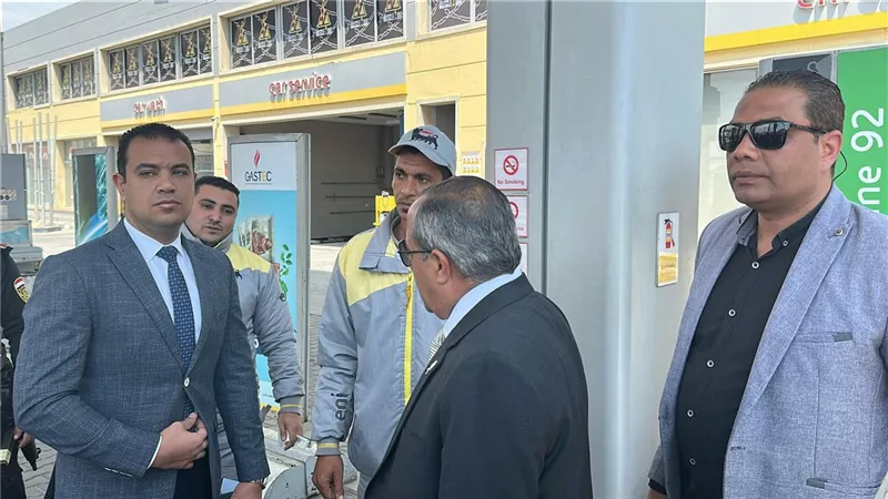 محافظ بورسعيد يتفقد محطات الوقود للتأكد من تطبيق التعريفة الجديدة دون مخالفات