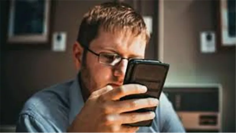 دراسة تكشف: تأثير الهواتف الذكية على الوعي الجسدي وزيادة الوزن