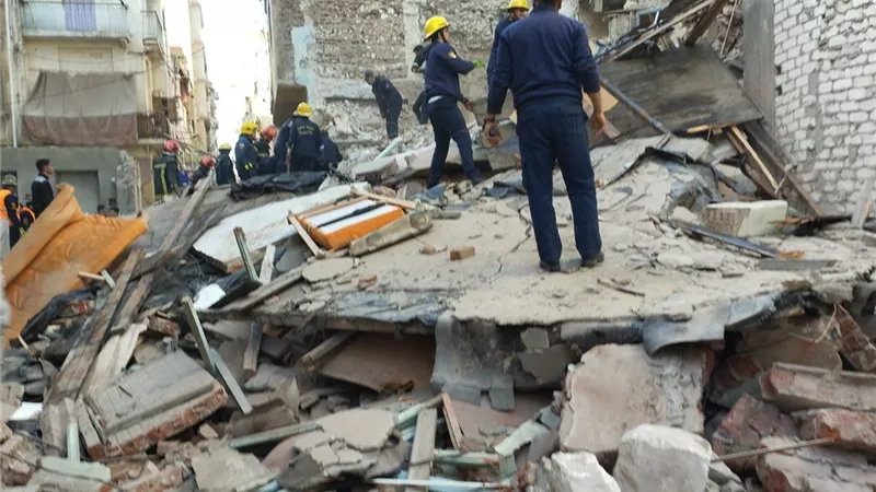 البحث جاري عن المفقودين.. انهيار عقار قديم بمنطقة اللبان بالإسكندرية