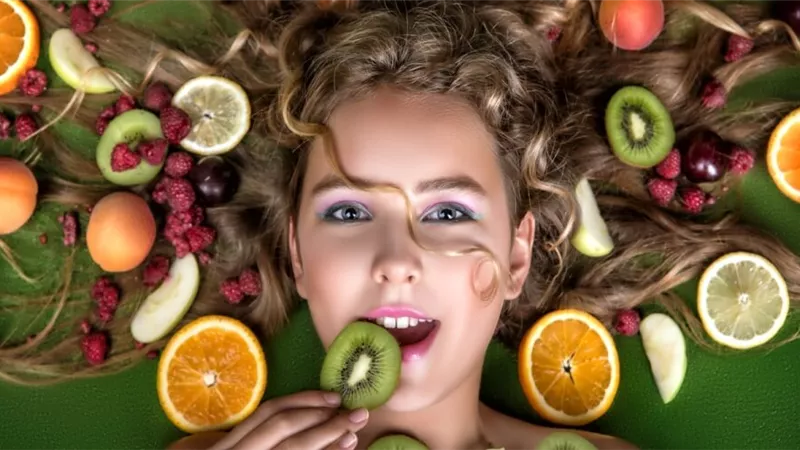 أفضل الأطعمة لتفتيح البشرة وتعزيز صحة الشعر: دليلك الغذائي كامل 