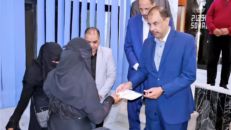 محافظ سوهاج يسلم 100 كفالة للأسر الأولى بالرعاية |صور