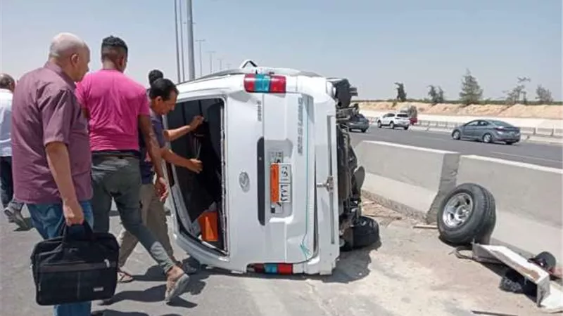 إصابة 11 راكب في انقلاب ميكروباص أعلى محور 26 يوليو